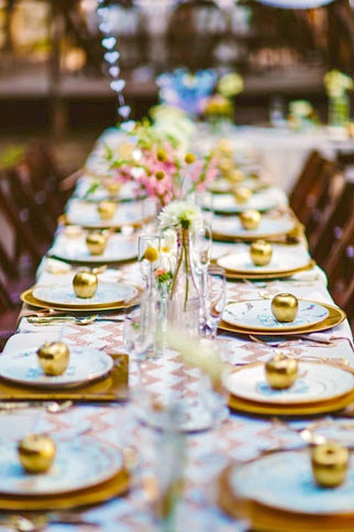 golden apple place settings for this all white and gold tablescape